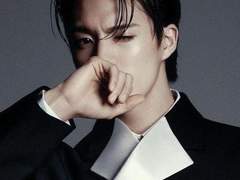 후회공 돌리는 이제노.