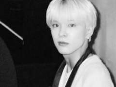 그 위 두개의 자국에 대하여 1