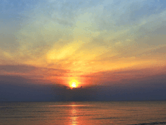 새벽에 빛나는 바다와 새벽에 빛나는 하늘.