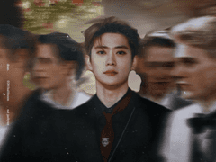 트리 밑 길 잃은 산타