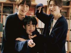 고양이 둘 인간 하나. 메리 크리스마스