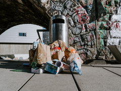 그 땐 몰랐다. 포장지 안에 쓰레기가 있었다는 걸.