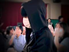 부디 이 벽 너에 네가 있기를 13