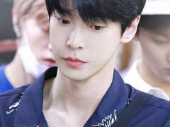 신분증 좀 주세요