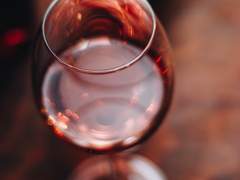 떠나는 사람의 등에 건배를