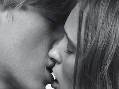 어떤 부위에 키스를 하든 그들은 그걸 자신만의 사랑이라 말하더라고