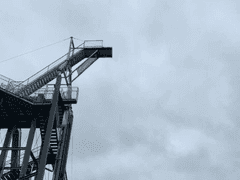 죽지 못해 산다.