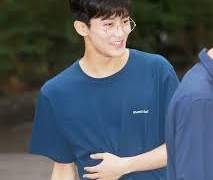 마크 선생님에게 과외를 받고 있다.