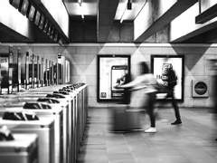 명도역 중앙 광장 : 이용 안내문