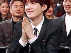 배우 여자친구가 수상소감을 얘기할때 카메라에 잡힌 남자친구 반응