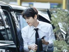 [백현] 회색 자동차와 검은 수트