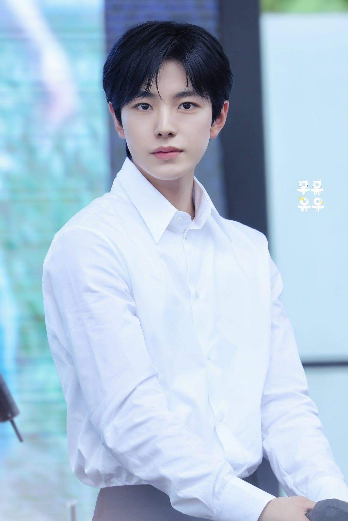 코인 딜도 +: 달빛에 비친 유리창