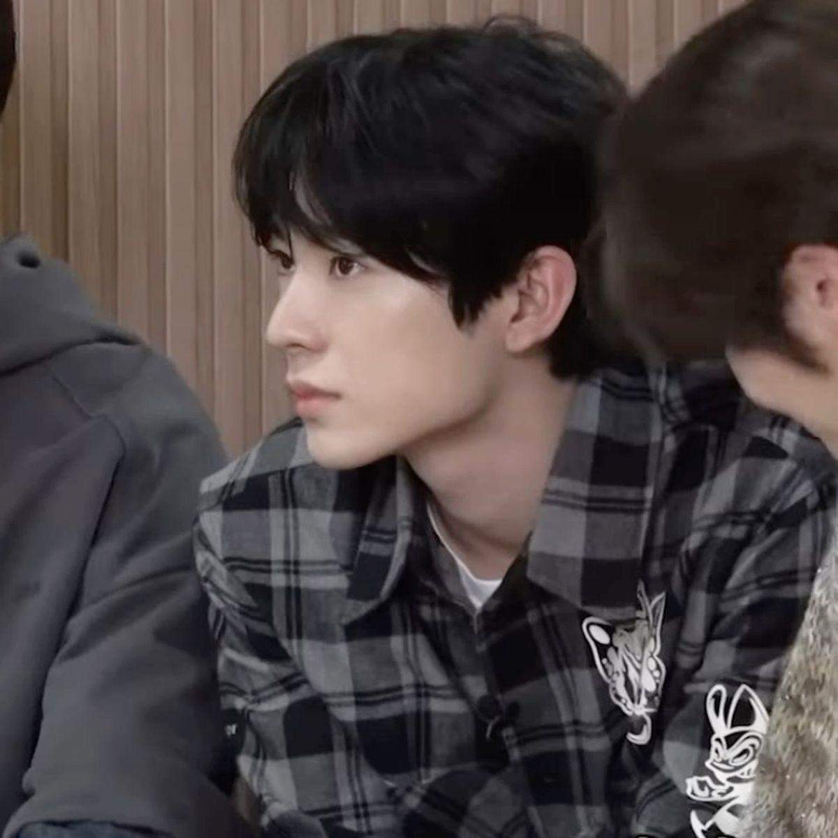 코인 딜도 +: 달빛에 비친 유리창